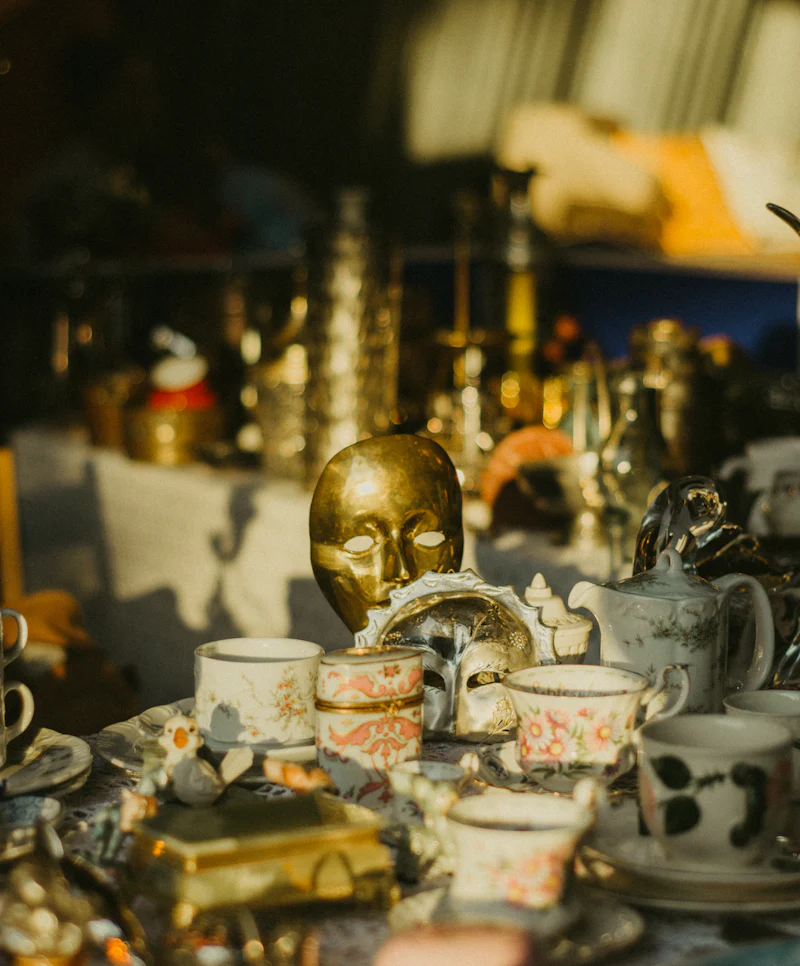 Bibelots, tasses en porcelaine et objets décoratifs