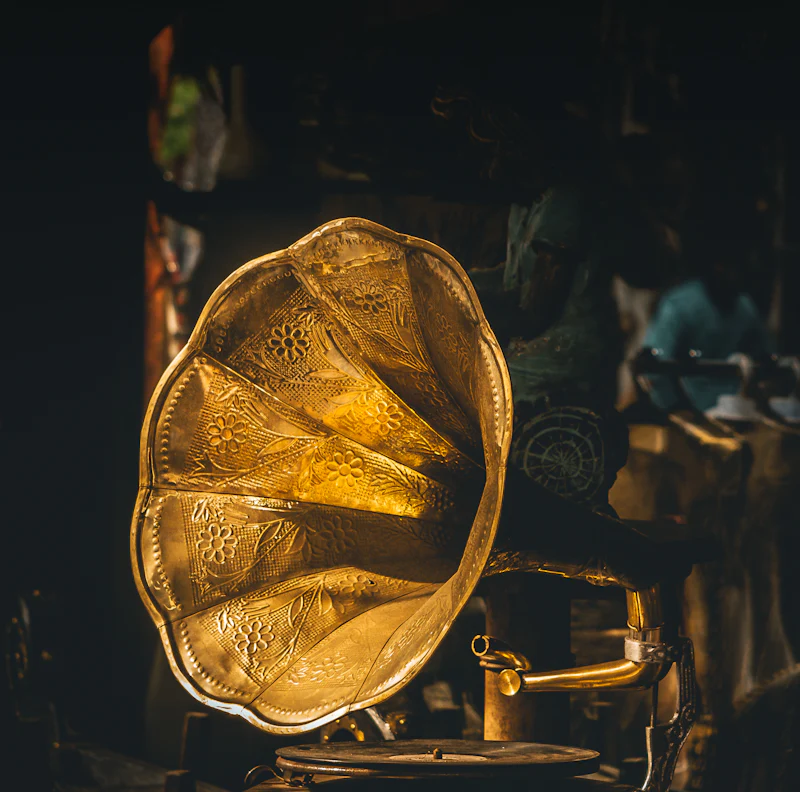 Gramophone ancien à pavillon doré