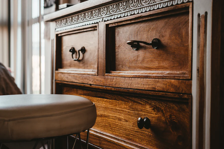 Détail d'une commode ancienne en bois avec poignées en laiton
