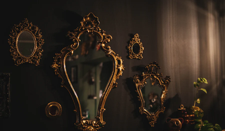 Miroirs anciens à cadres dorés sur un mur sombre